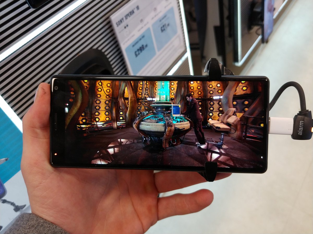 GWR23's tweet photo. @sonyxperia really like the Xperia 10, but I'm looking for a flagship, why doesn't the Xperia 1 have a 3.5mm jack? https://t.co/NdgD1aZZEZ
