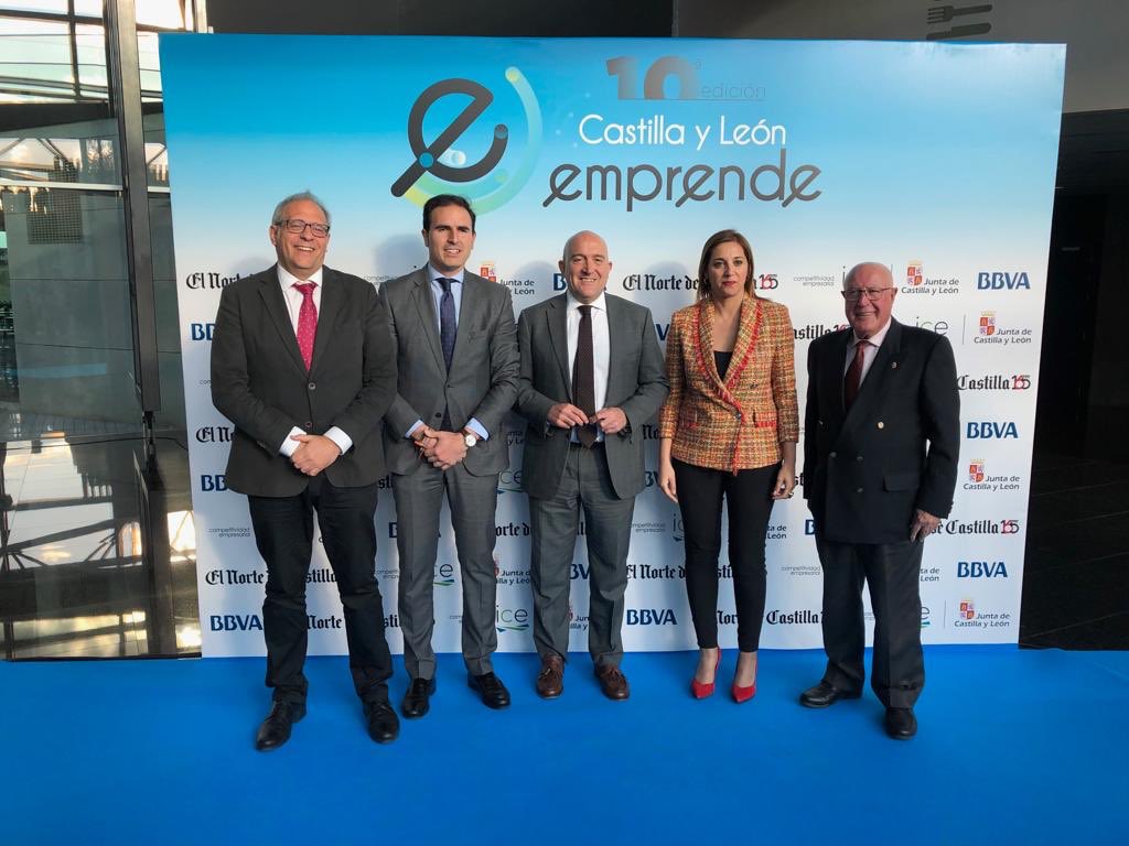 Dip_Va's tweet photo. Pte.@JesusJCarnero y l@s diputad@s #InmaculadaToledano y @guzgoal asisten a los X Edición de los #Premios #CastillayLeónEmprende @nortecastilla https://t.co/srhIN7GmiS