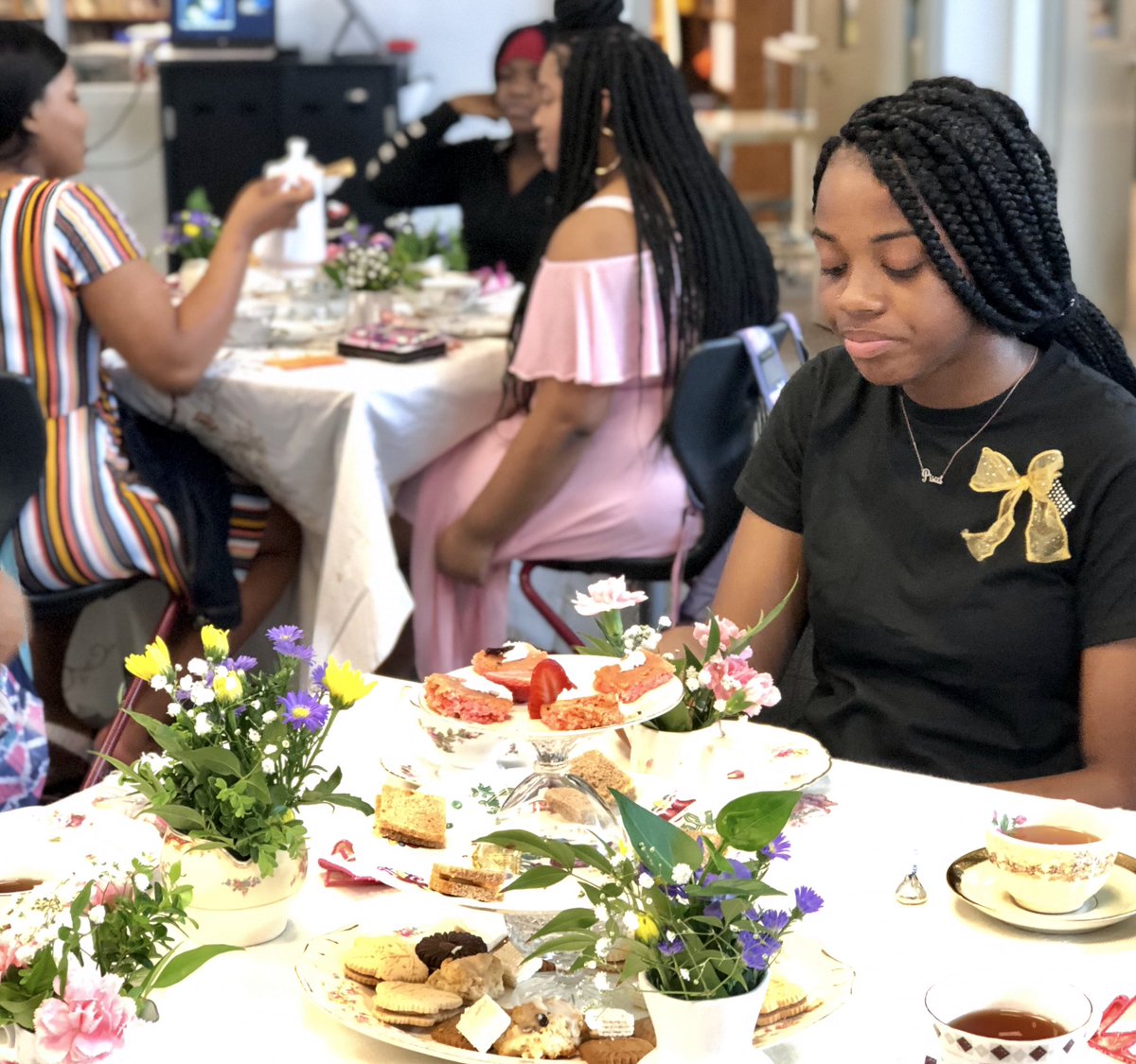 CarverHS_Nation's tweet photo. The Diamond Club shines with an afternoon Tea Party @CarverHS_Nation @CarverPtsa @CarverBeta @CHS_JacketPride @CfMontague https://t.co/itfu7LoINv