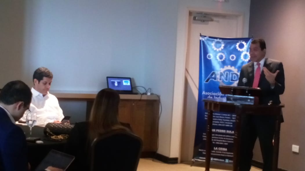 ANDIHonduras's tweet photo. Ing. Daniel Aguilar, Presidente Nacional de la ANDI, recibe a la audiencia y a los expositores Sra. Laura Chinchilla ex-presidenta de Costa Rica y Sr. Kevin Casas Ex - Vice presidente de Costa Rica. https://t.co/y9bP6OL2o4