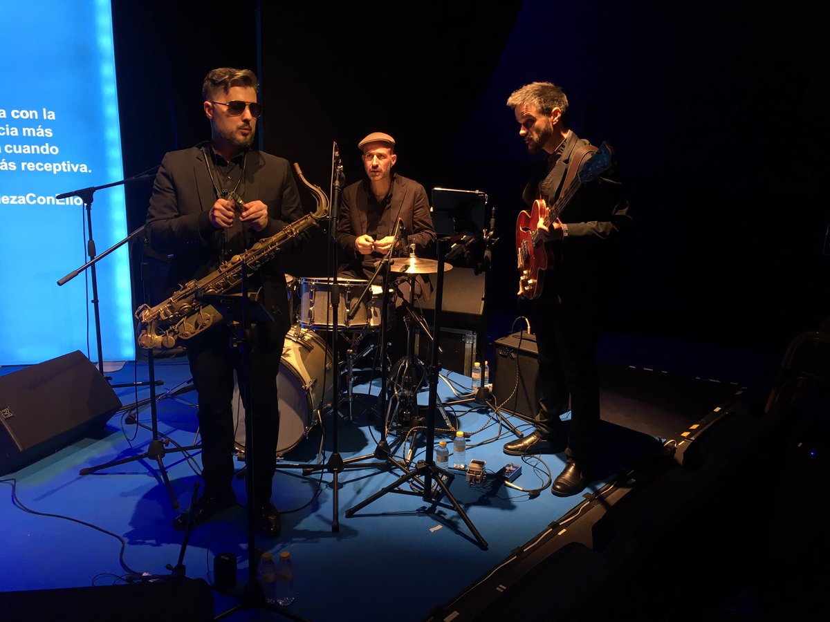 Ya estamos comenzando la gala #ThursadyNightLive presentada por <a href="/edusotomoreno/">Edu Soto Moreno</a> y organizada por @TwitterEspana 😎🎷#EmpiezaConEllos