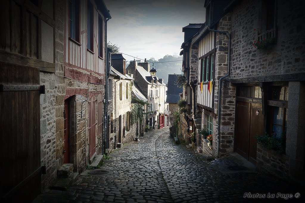 NicolasleB2's tweet photo. La rue du petit fort  est certainement une des plus belles rues de #Dinan 😍
Bonne soirée 
#Dinan #cotesdarmor #Bretagne #MagnifiqueBretagne #mydinancapfrehel #sonyalpha58 https://t.co/cWqKKyZfBb