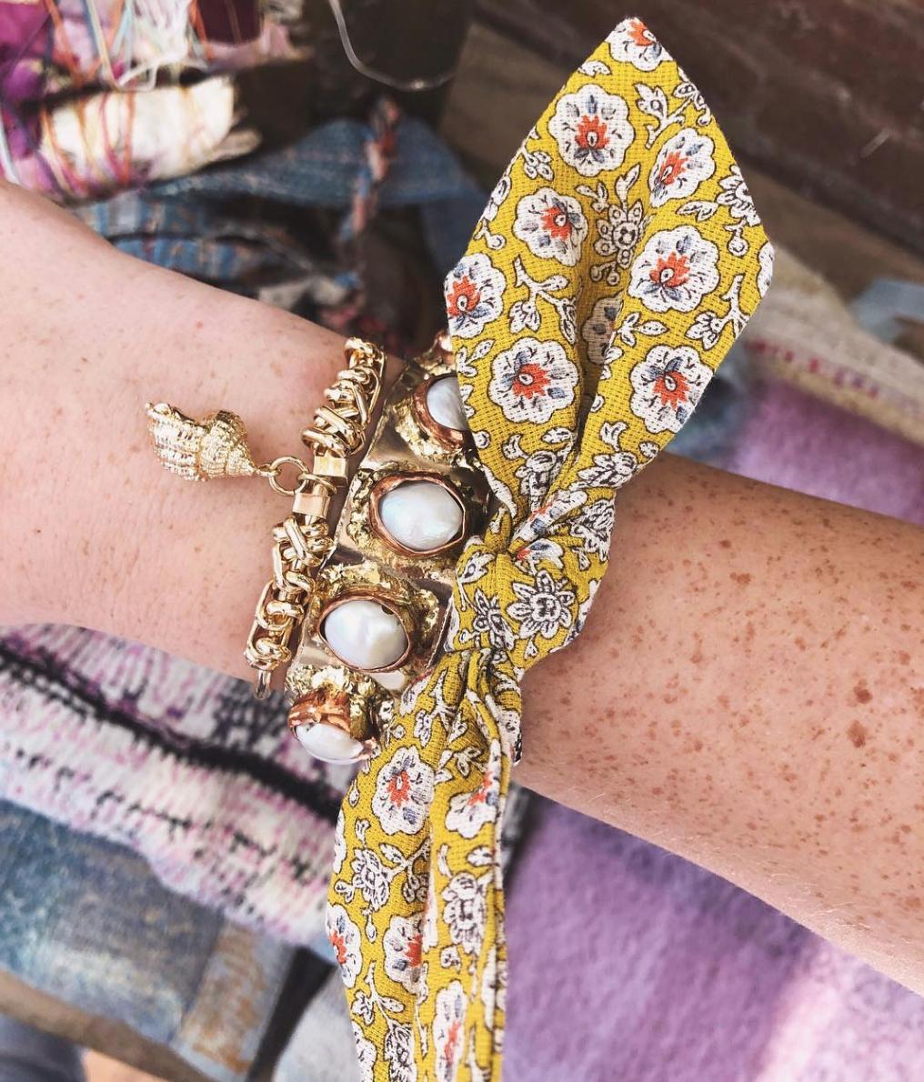 Wearing summer on our sleeve ☀️#armparty
