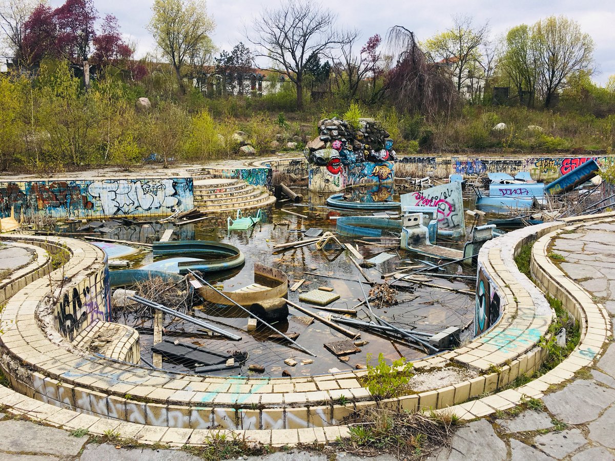 ZEPHlRA's tweet photo. Parc aquatique abandonné - Berlin https://t.co/ULPjyQkE2g