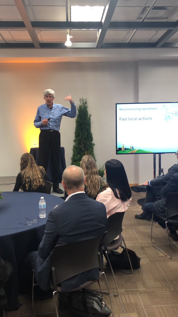 lsoares89's tweet photo. @SalesforceCA enjoying our futurist Peter Coffee’s session - people are the digital transformation! https://t.co/cIIla04o4l