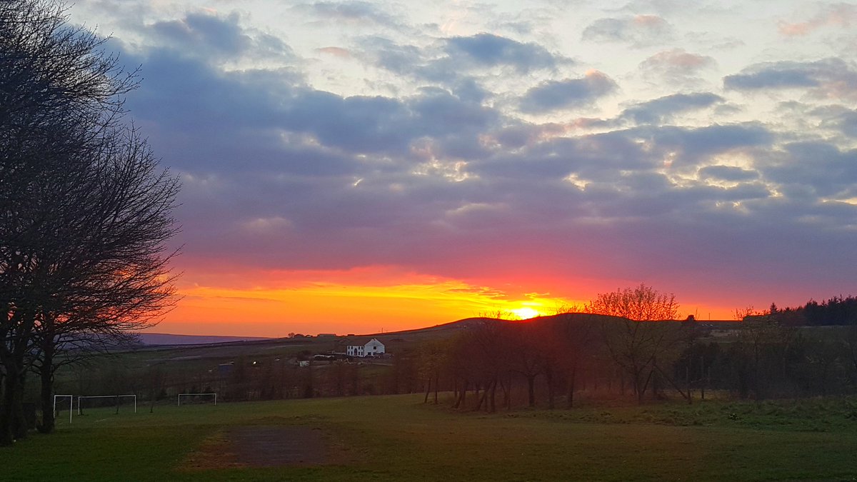 PCSO7637's tweet photo. The sun sets on my last evening shift. My last shift is next week.

Currently keeping an eye on things in #Bacup https://t.co/MZItUo3zA2