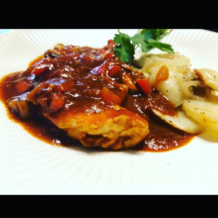 AntoniosAshton's tweet photo. One of our most Popular Chicken dish ‘Pollo Boscaiola’ (Chicken Breast Sautéed with Mushrooms, Peppers and Onions in White Wine and Tomato Sauce) 😋#tameside #ashtonunderlyne #manchester #italianfood #food #populardish #italinrestaurant 🇮🇹👍 https://t.co/FIh8UWL1OD
