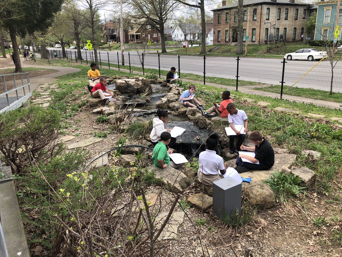 portlandjcps's tweet photo. Mr. Kelley’s kiddos took their writing lesson outdoors this afternoon. @HoschPES @JCPSAsstSuptES3 @JCPSScience @JCPSELA #writearoundthepond #PortlandGrows #environmentalschool #outdoorclassroom https://t.co/QzZwjicSxm