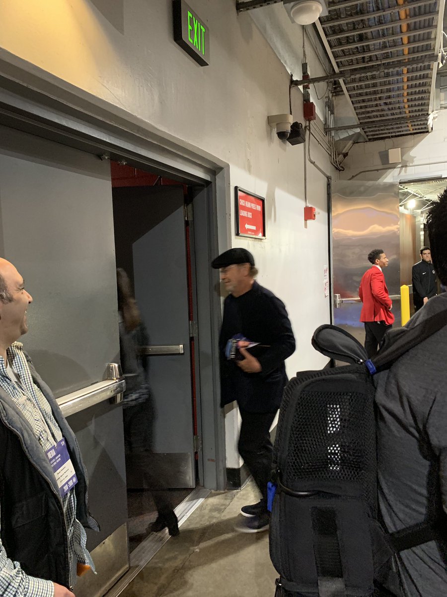 VelocitySM's tweet photo. After receiving a shoutout from @Ohmeomy during halftime ceremony on #RalphLawlerNight, @BillyCrystal looking Mahvelous leaving Staples after #ClipperNation OT win https://t.co/IYoMUpoWPc