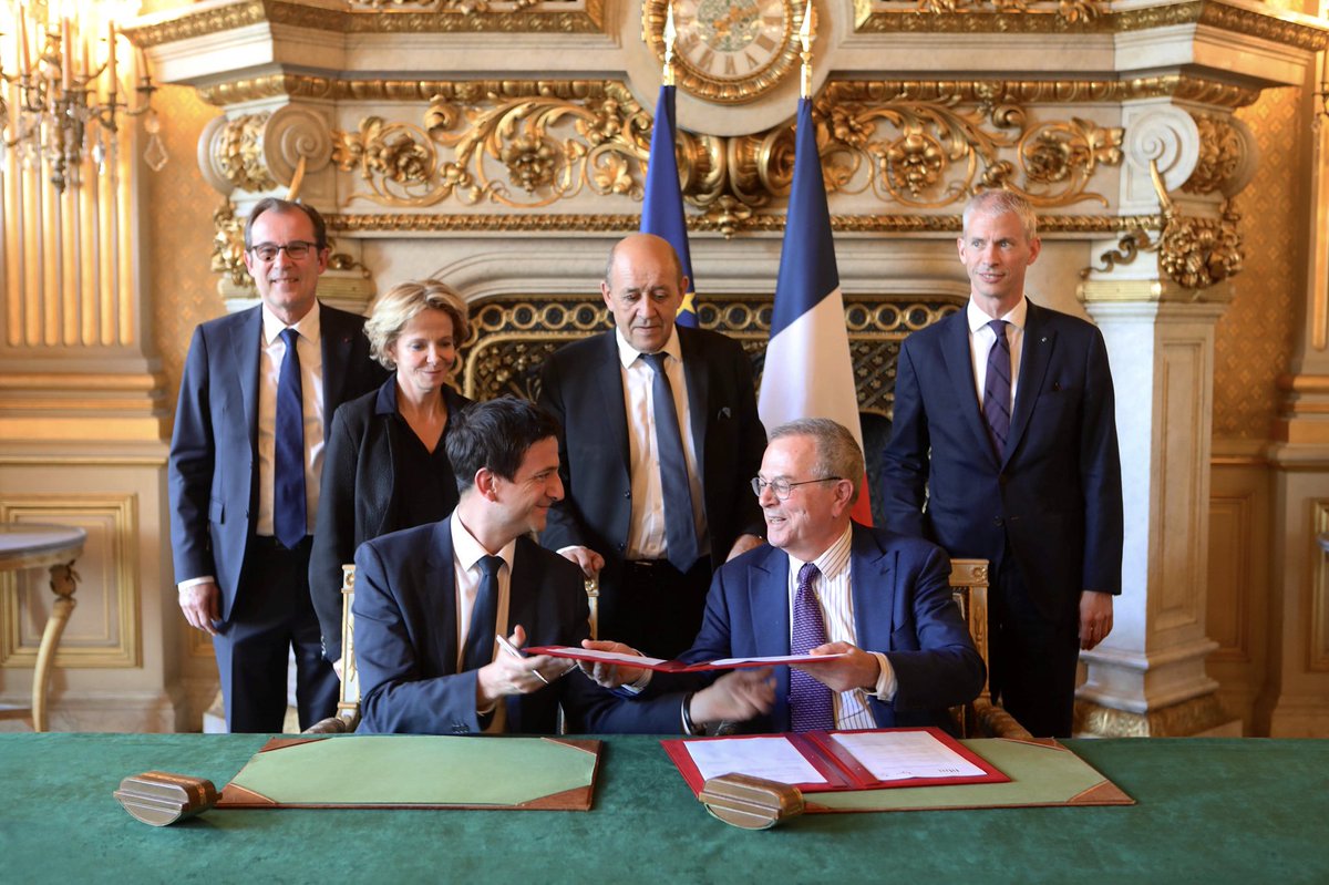 francediplo's tweet photo. .@JY_LeDrian et @franckriester ont réuni auj. le 2e Comité stratégique sur les industries culturelles &amp; créatives à l’export :
- fédération de l'équipe 🇫🇷
- définition de zones prioritaires géographiques
- les ICC au cœur de notre politique d’attractivité
https://t.co/1WknOAvM03 https://t.co/vMJuRNTlGb