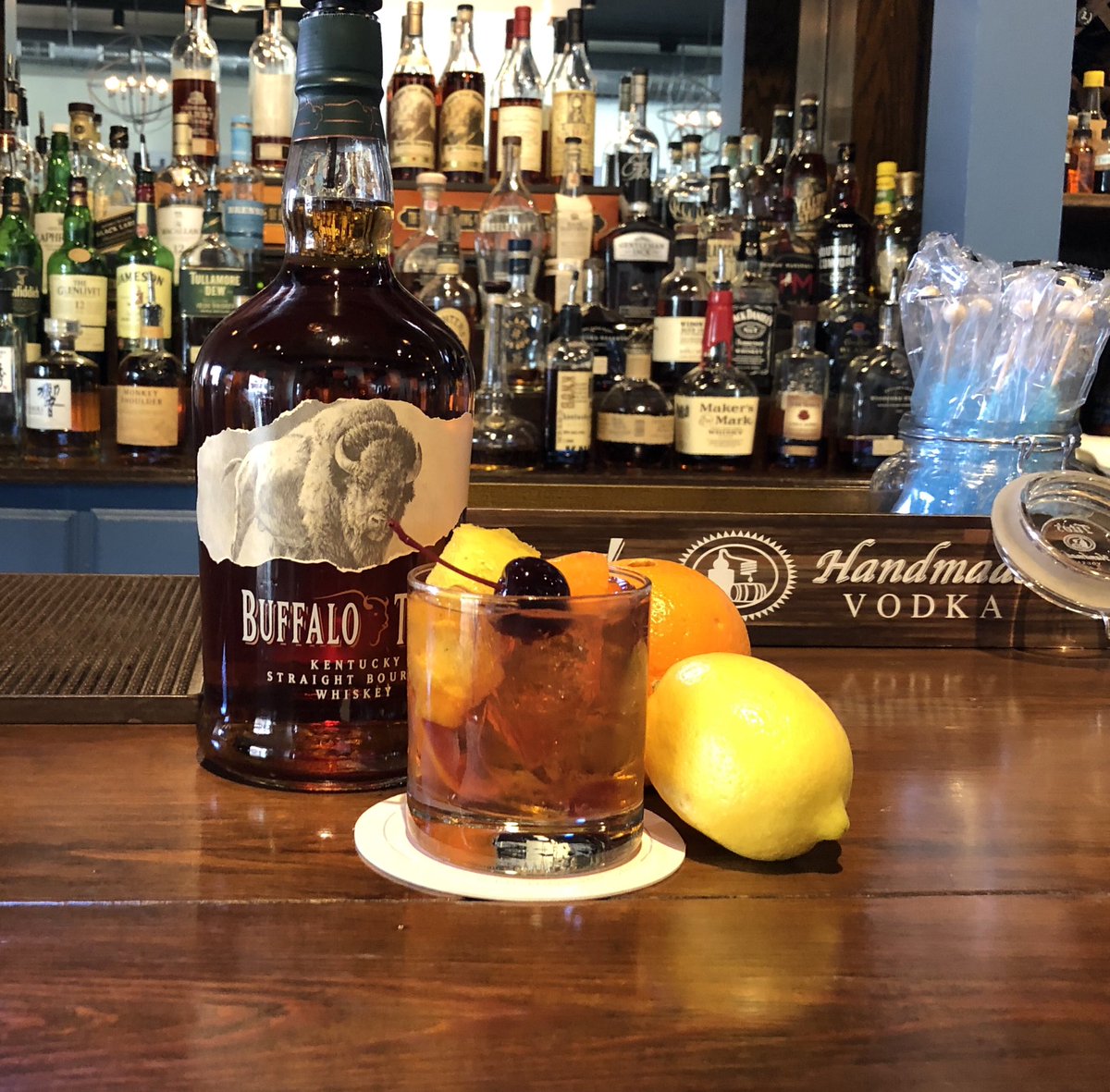 GardeVoirCi's tweet photo. For this #ThirstyThursday check out Cinclare, one of Thibodaux’s top fine dining spots. The Robichaux and Old Fashioned are two local favorites #LivinLocal #GVC #Thibodaux https://t.co/FJXblh0nCS