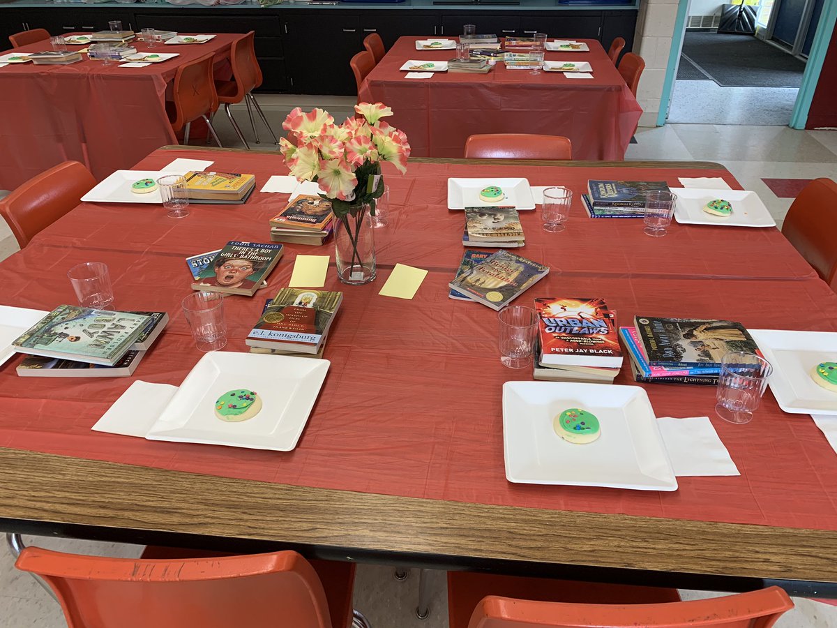 kristalwhite02's tweet photo. Hosted my 1st Book Tasting as a reward for a 5th grade class donating the most books during a book drive. Students had a chance to sample and rate 3 books from a variety of genres. Many students discovered a new book they were excited to start reading right away! #LCliteracy https://t.co/32dMY4f5UY