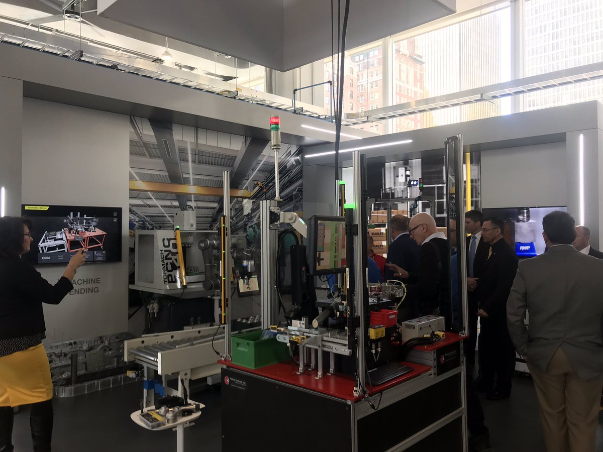 LukeBronin's tweet image. Today, @StanleyBlkDeckr opened its Manufactory 4.0 in #Hartford — making Hartford the center of its work to revolutionize manufacturing for the 21st century &amp;amp; accelerating the growth of our innovation ecosystem