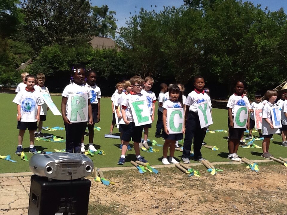 gronowski_maria's tweet photo. Such a beautiful day for our #EarthDay performance! @MaryBAustin @MelissaWhigham @empowermcpss https://t.co/VhYKggDQHm