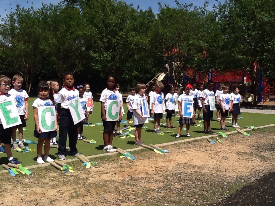 gronowski_maria's tweet photo. Such a beautiful day for our #EarthDay performance! @MaryBAustin @MelissaWhigham @empowermcpss https://t.co/VhYKggDQHm