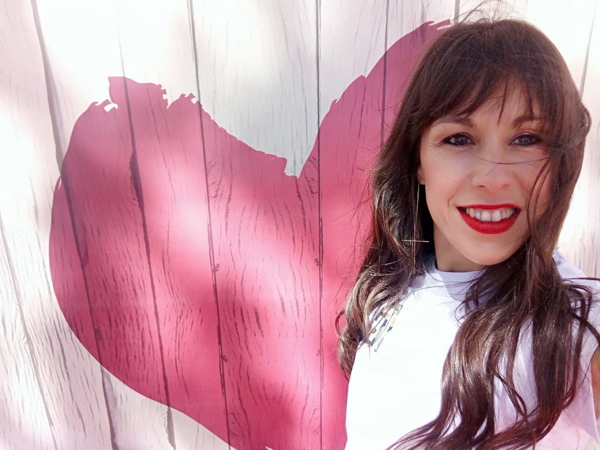 Cristinazzapata's tweet photo. Tres años de amor!! Felicidades #firstdates #camarerasgemelas #camarerasfirstdates https://t.co/hAmFE8GxPL