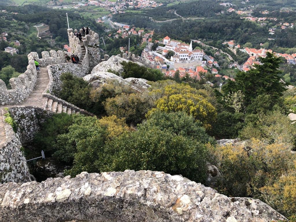 Worth climbing the 520 meters to see these beauties! Stunning scenery in #Sintra #Portugal #castelodosmouros #palaciodepenas #history #sorelegs