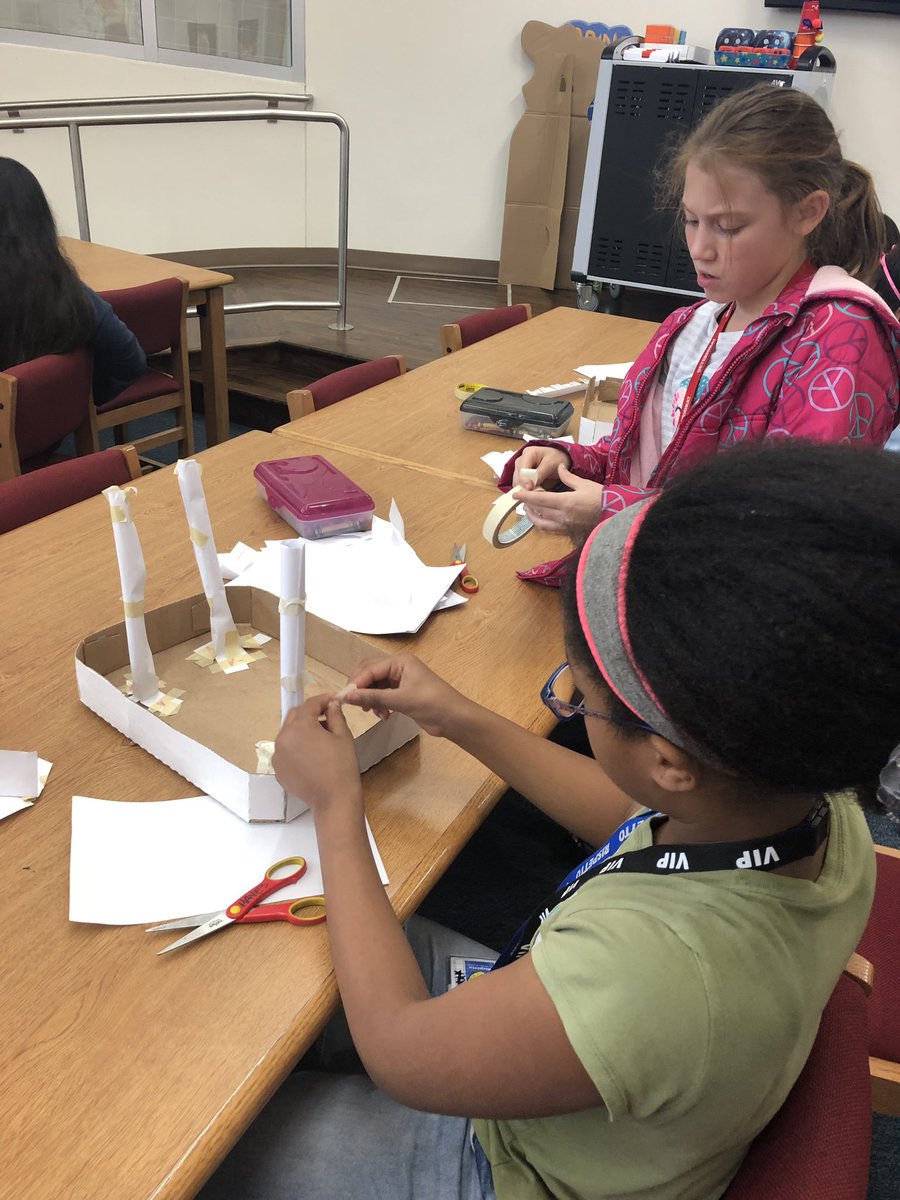 tuckertotsin106's tweet image. Creating paper roller coaster! 📓🎢❤️ #llamasdoingwork @henrielibrary