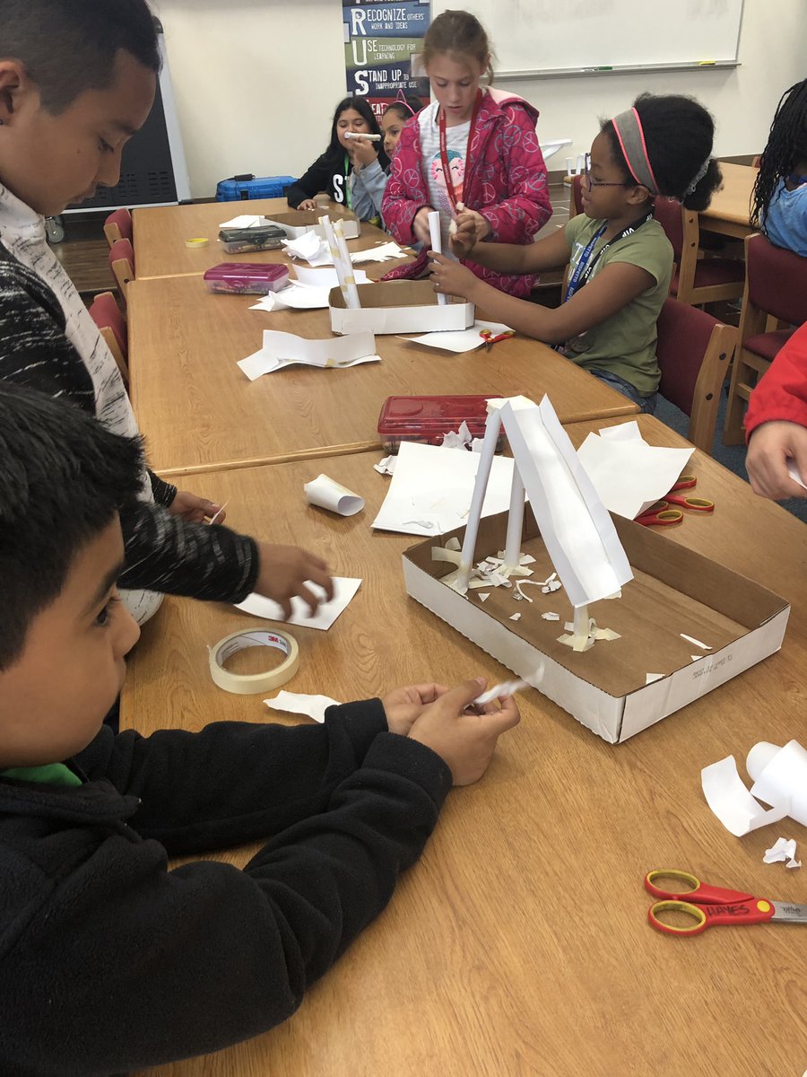 tuckertotsin106's tweet image. Creating paper roller coaster! 📓🎢❤️ #llamasdoingwork @henrielibrary