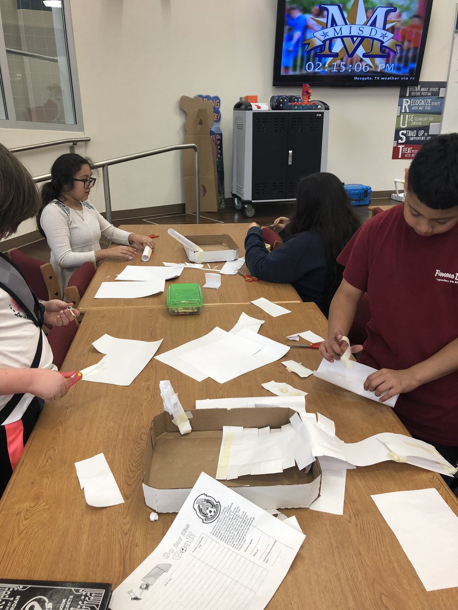 tuckertotsin106's tweet image. Creating paper roller coaster! 📓🎢❤️ #llamasdoingwork @henrielibrary