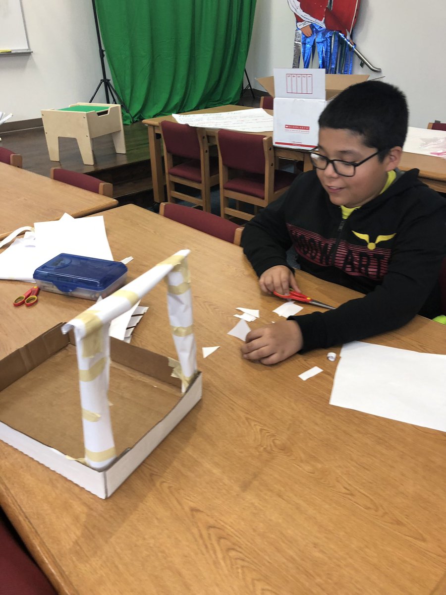 tuckertotsin106's tweet image. Creating paper roller coaster! 📓🎢❤️ #llamasdoingwork @henrielibrary