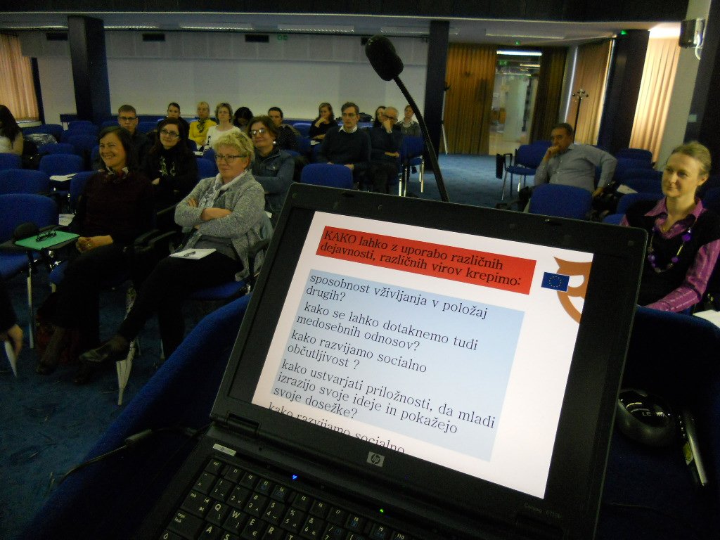 vrssevnik's tweet photo. Še pogled od spredaj. Prosojnice @pikagramc #DUHZRSŠ Pri predmetu #geografija so obravnavali https://t.co/4sOkXzKdik. @ArnesInfo Predstavila je in motivirala @tatjanakik . Nagovarjala je učitelje, naj omogočijo dijakom, da uporabljajo aplikacijo. @LilekAlina0071 @AntonPolsak https://t.co/ulWCZ1ovFh