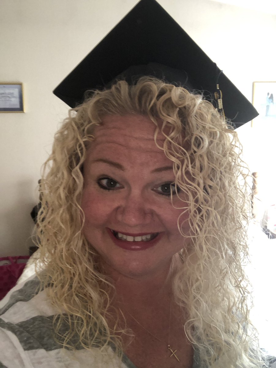 jaxylynn_13's tweet photo. Guess what came in the mail today!!🤗���👩🏼‍🎓#myjostens! Thank you @jostensinc for my shipment!🎉 https://t.co/nS7oe1O3HE