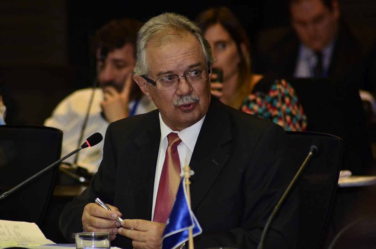 CEEDUNASUR's tweet photo. Lamentamos la noticia del fallecimiento del Dr. Jorge Menéndez, quien contribuyó al fortalecimiento del diálogo e integración regional suramericana en #Defensa como #MinistrodeDefensa del #Uruguay🇺🇾. 
Expresamos nuestras más profundas condolencias a familiares, amigos y Nación. https://t.co/YVRe2T333R