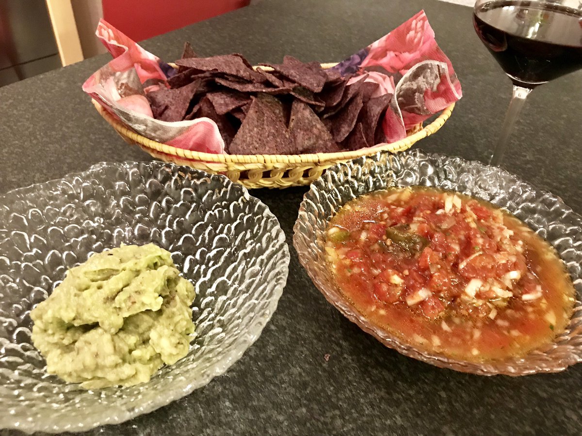 ChefBaudi's tweet photo. HOMEMADE GUAC &amp; SALSA
Tomatoes - Jalapeños - Chili - Onion - Garlic - Provençe herbs - Maldon salt - Sri Lankan Pepper - Avocado - Lime juice 🍅🥑🌶
—
#salsa #guacamole #homemade https://t.co/SITmoPGvzf