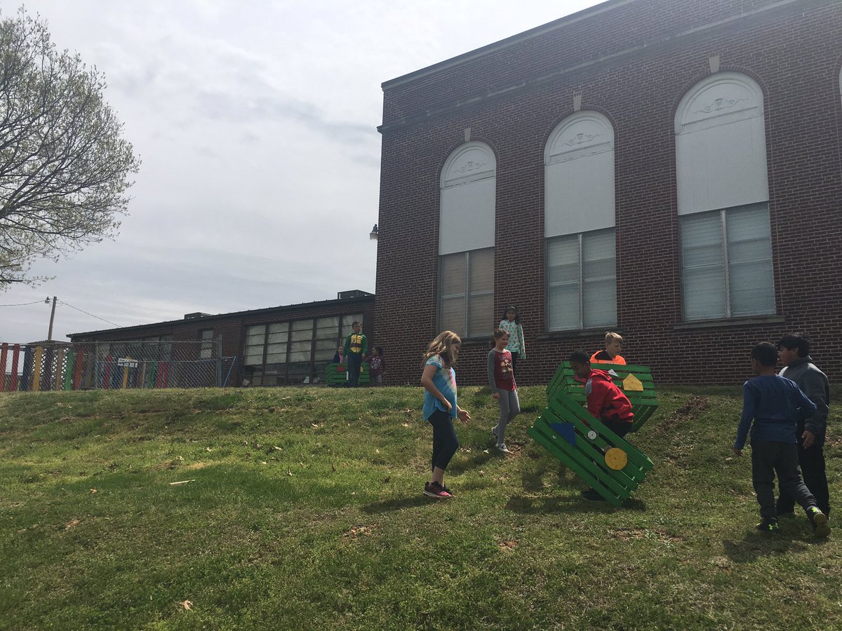 larrydowell4's tweet photo. #bringingbackthebloom @Neosho_Central The work continues to beautify our school. Cleaning up our caterpillar. Students working hard! @larrydowell4 @normandenise4 @NeoshoChamber @christinecawle3 https://t.co/CO0lK0ocQV