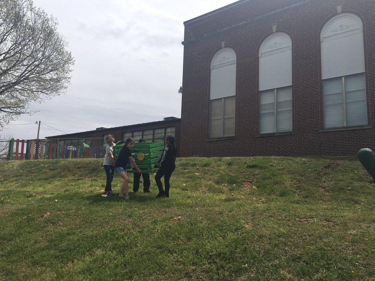 larrydowell4's tweet photo. #bringingbackthebloom @Neosho_Central The work continues to beautify our school. Cleaning up our caterpillar. Students working hard! @larrydowell4 @normandenise4 @NeoshoChamber @christinecawle3 https://t.co/CO0lK0ocQV