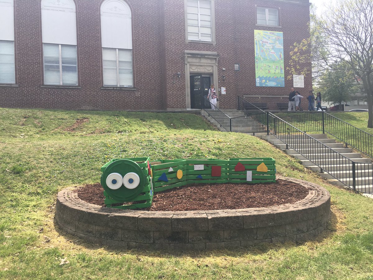 larrydowell4's tweet photo. #bringingbackthebloom @Neosho_Central The work continues to beautify our school. Cleaning up our caterpillar. Students working hard! @larrydowell4 @normandenise4 @NeoshoChamber @christinecawle3 https://t.co/CO0lK0ocQV