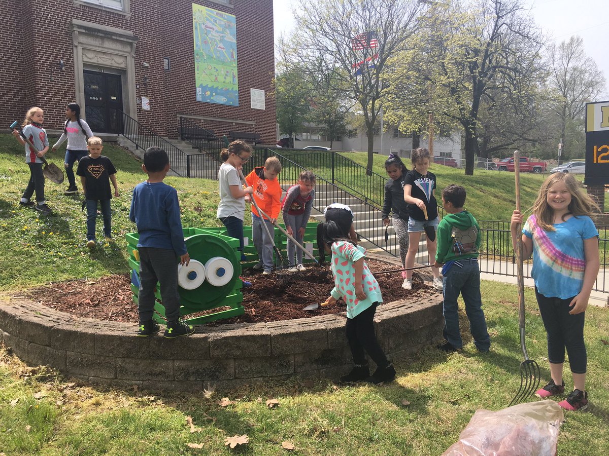 larrydowell4's tweet photo. #bringingbackthebloom @Neosho_Central The work continues to beautify our school. Cleaning up our caterpillar. Students working hard! @larrydowell4 @normandenise4 @NeoshoChamber @christinecawle3 https://t.co/CO0lK0ocQV