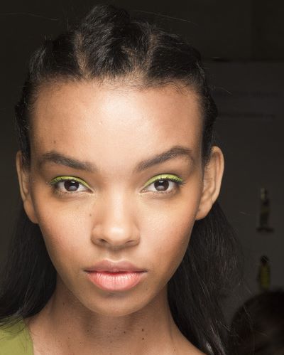 yellobz's tweet photo. Looks inspired by nature are showing up everywhere, from couture runways to red carpets. Whether you embrace bold, floral colors or prefer a dewy, fresh-face, there’s something for everyone. Here are the best beauty trends for spring &amp; summer. https://t.co/D0p1BMG4fh #getthelook https://t.co/fumTAujeCc