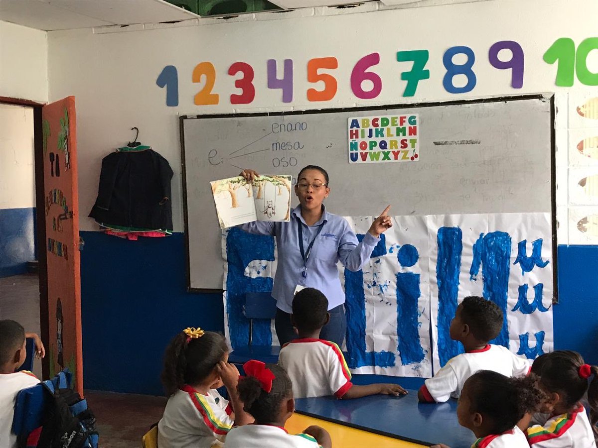 SecEducacionBAQ's tweet photo. La estrategia ‘Aprender y crecer’ de @PriceSmartco llega a las instituciones educativas con el programa ‘Leamos un cuento’, donde se fortalece e incentiva el hábito de la lectura en niños y jóvenes, todo esto enmarcado en el propósito de hacer de Bquilla Capital de la lectura📖 https://t.co/UIVR00IKkD