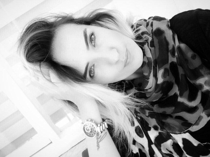 Herkes sağ yada sol profilden güzel çıkar, ben sola yatıkken güzel çıkıyorum, gercekten harika😅