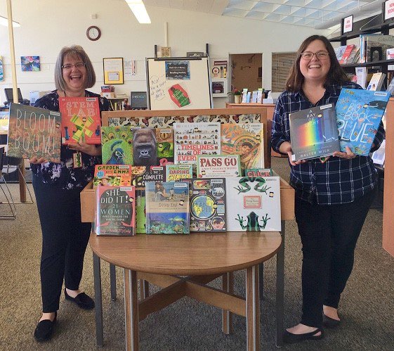 vencolibrary's tweet photo. Showing off new arrivals of exciting information books for kids at #vclOakViewLibrary ! Staff favorite: Walter Wick’s A Ray of Light. https://t.co/Cxog18UzFO