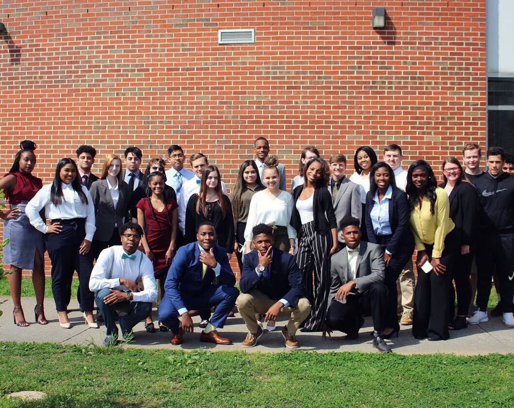 tflynn1020's tweet photo. Thatโs a wrap! Ended Senior Interview week with this crew and they did not disappoint. I could not be more proud of these guys for their hard work and professionalism. ๐โญ๏ธ
.
.
.
#proudteachermoment #flyowlsfly #classof2019 #seniors #seniorinterviews #senioritis #seniorenglish https://t.co/CnhLk1IleU