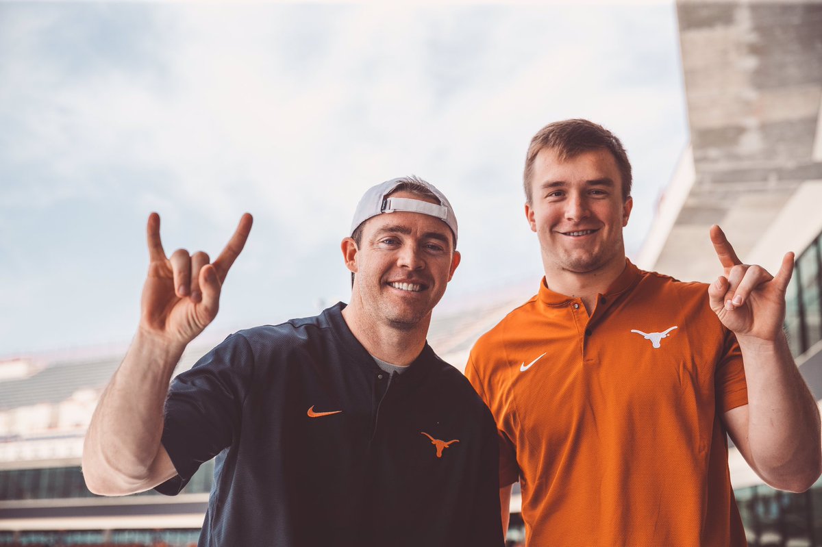 TexasFootball's tweet photo. Iconic. Colt. Sam. 🤘
@ColtMcCoy @sehlinger3 

 #ThisIsTexas #HookEm https://t.co/QYwnVCBNol