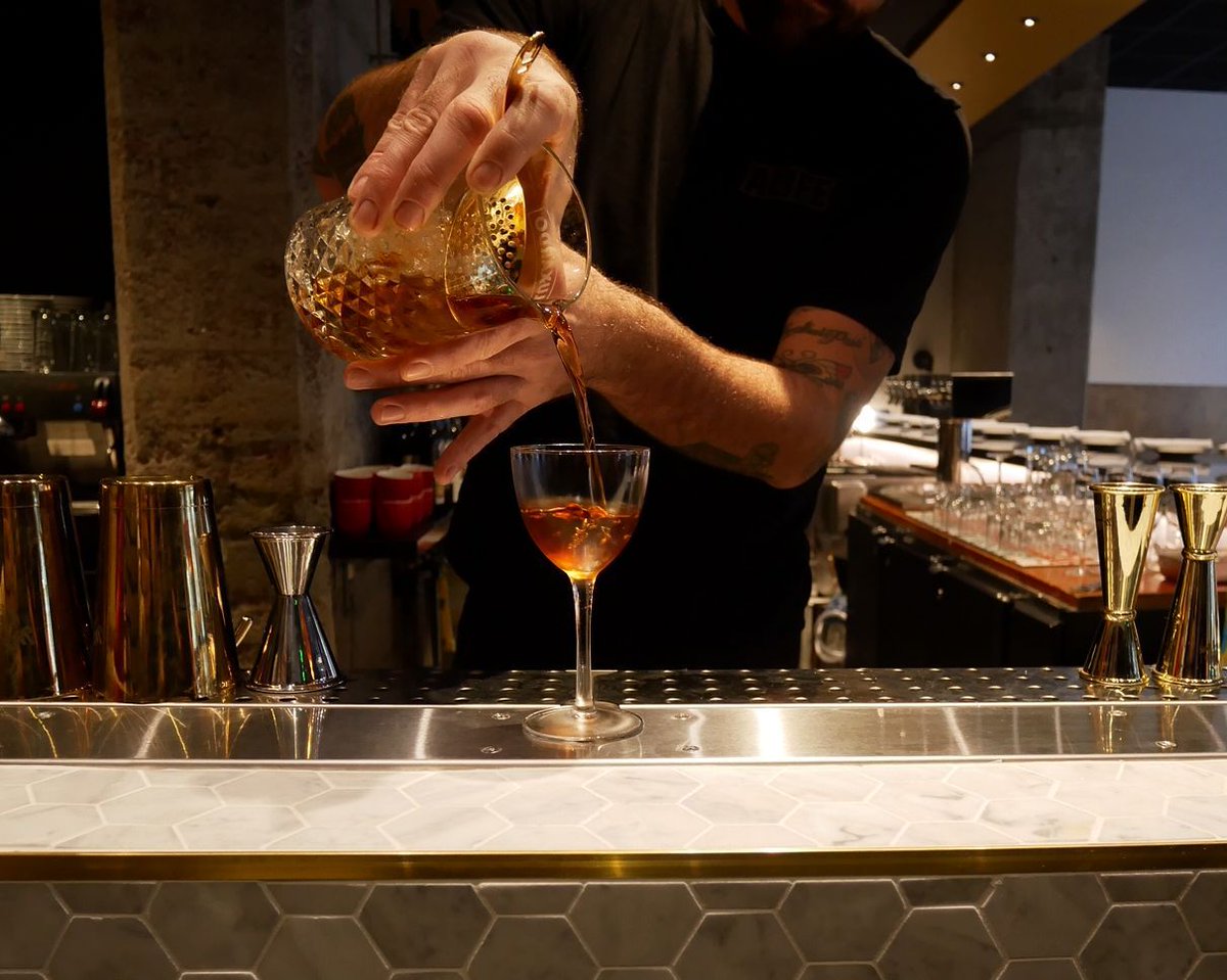 paliosf's tweet photo. The perfect pour by @mattgripp. 🙌
#palio #paliosf #cocktails

https://t.co/cR6kwvtGeV https://t.co/W82qeNowRS