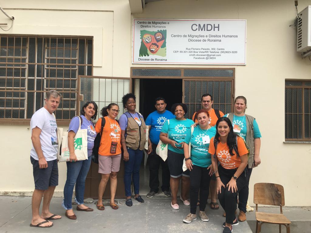 caritasbrasil's tweet photo. A visita dos participantes do 1º Encontro Nacional de Formação para Atuação com Migrantes e Refugiados ao CMDH e ao Abrigo Rondon 2, em Boa Vista (RR). #CáritasBrasileira #EuMigrante #Compartilheaviagem https://t.co/CCDrDYQk41