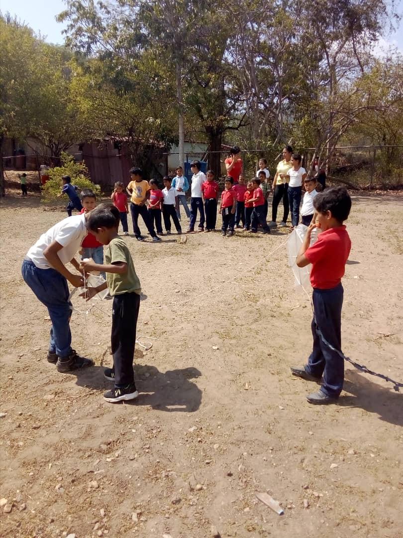 CircuitoEduc01's tweet photo. #11Abril Nuestros niños y niñas de la Unidad Educativa Camino De Guiria realizan Juegos Tradiciones porque  #MásNuncaUn11A 
@MPPEDUCACION 
@psuvaristobulo 
@prensazees 
@karsanc 
@andresmatasucre https://t.co/dxwdJuPspF