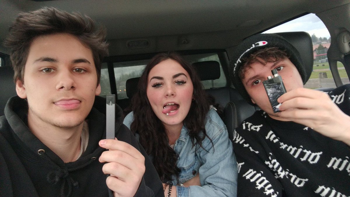 SmokesMatty's tweet photo. Juul hotbox part 2 whose hyped bout it https://t.co/V1f52xIeh2