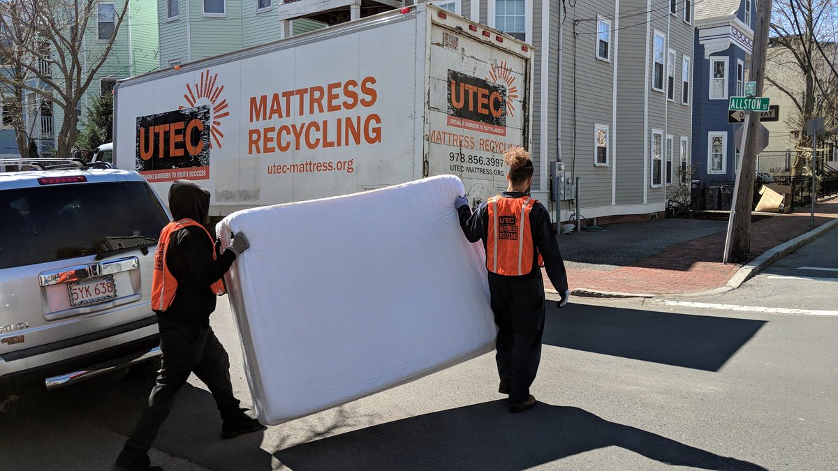 CambridgeDPW's tweet photo. 48 mattresses in #CambMA were picked up for recycling today by @UTEC_inc instead of going to a landfill. If you're looking to get rid of your mattress, schedule a FREE pick up today! https://t.co/adn1DBgZPv ♻️ https://t.co/FwsgEOHJAb