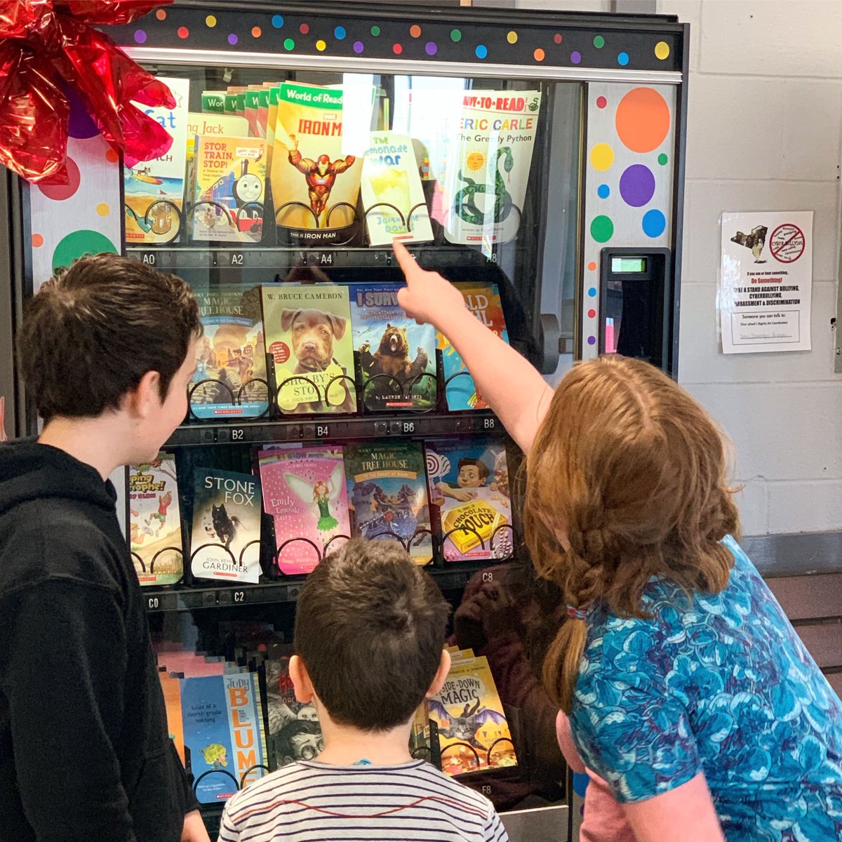 etsjobs's tweet photo. A vending machine at Cumberland Head Elementary School isn't vending snacks, it's vending books! 📚 The school unveiled the Book Vending Machine today and the students were thrilled! 

We applaud CHES for their innovative approach to making reading fun, and are a proud sponsor! https://t.co/XTF1hHqB8t