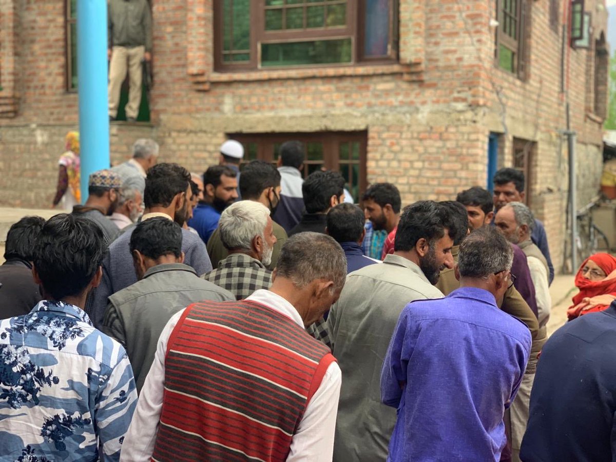 Junaid_Mattu's tweet photo. Campaigning in Hazratbal today. #CaravanOfChange @JKPC_ #VoteApple #Srinagar https://t.co/yRX28fzojB