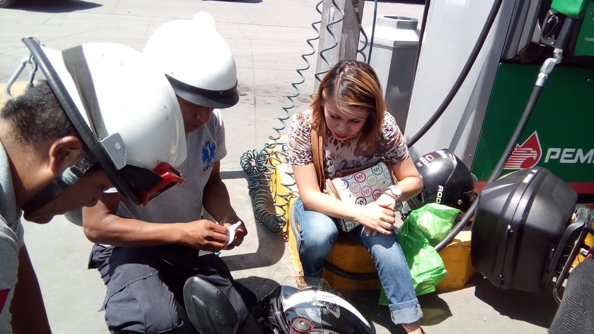 Oaxaca_AlDia's tweet photo. Camioneta se queda sin frenos en la gasolinera de cinco señores, impacta motocicleta 🏍 que se encontraba cargando combustible en la bomba 9, atiende brigada #ARVU
#Oaxaca
#twitteroax https://t.co/9kIYrp7UE5