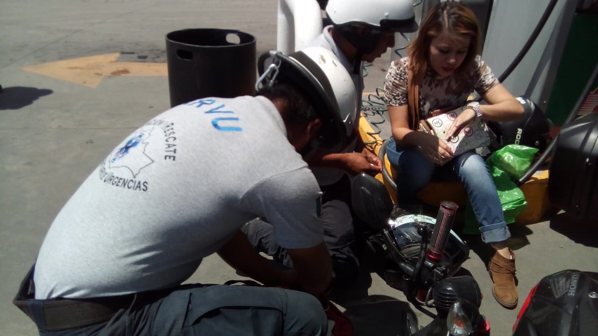 Oaxaca_AlDia's tweet photo. Camioneta se queda sin frenos en la gasolinera de cinco señores, impacta motocicleta 🏍 que se encontraba cargando combustible en la bomba 9, atiende brigada #ARVU
#Oaxaca
#twitteroax https://t.co/9kIYrp7UE5