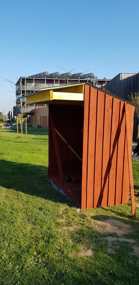 champsbleus's tweet photo. Installation d'une cabane à #don sur le passage de Fromveur à #vezinlecoquet par l'association @champsbleus #palettes #peinturenaturelle #partage #deuxiemevie https://t.co/CWeXztEp1T
