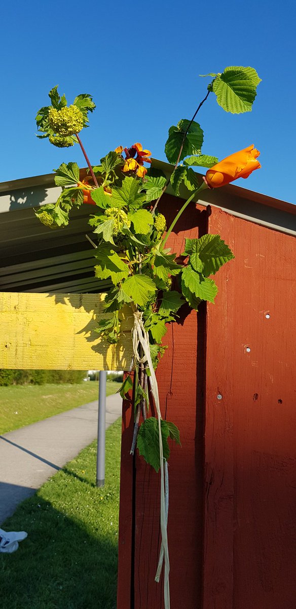 champsbleus's tweet photo. Installation d'une cabane à #don sur le passage de Fromveur à #vezinlecoquet par l'association @champsbleus #palettes #peinturenaturelle #partage #deuxiemevie https://t.co/CWeXztEp1T